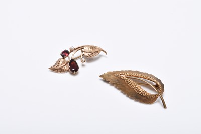 Lot 210 - Two 9ct gold stylised leaf brooches