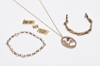 Lot 159 - A 9ct gold pendant and a 9ct gold bracelet