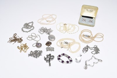Lot 123 - A collection of jewellery and costume jewellery