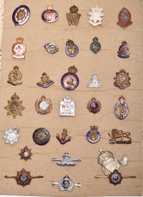 Lot 206 - Thirty-two WW1-WW2 and later lapel badges