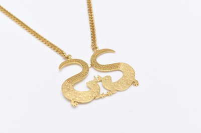Lot A yellow metal pendant designed as two stylised Geckos