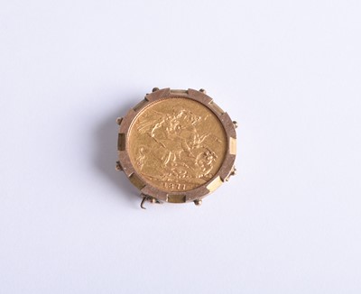 Lot 272 - A Victoria young head sovereign within brooch mount