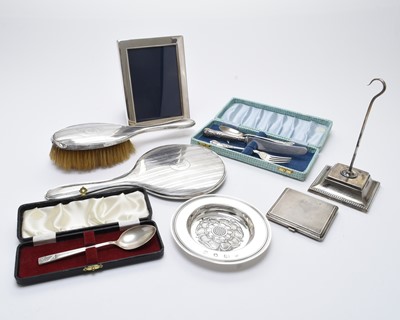 Lot 9 - A small collection of silver