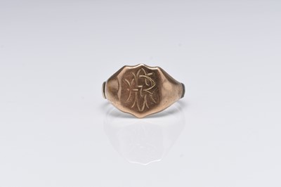 Lot 290 - A 9ct gold signet ring