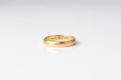 Lot 178 - A 22ct gold plain polished wedding band