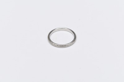 Lot 108 - A white metal wedding band
