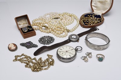 Lot 284 - A small collection of costume jewellery