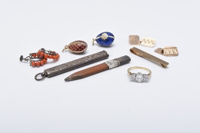 Lot 321 - A small collection of silver