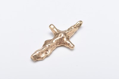 Lot 306 - A 9ct gold cross pendant