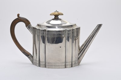 Lot 4 - A George III silver teapot