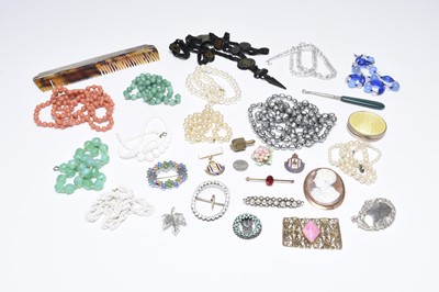 Lot 162 - A collection of jewellery and costume jewellery