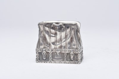 Lot 25 - A novelty silver vesta in the form of a bag