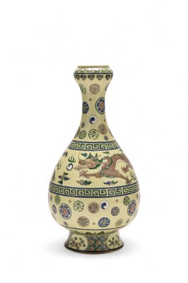 Lot 29 - A Chinese famille verte style bottle vase, Yuhuchunping