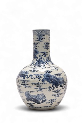 Lot 23 - A large Chinese blue and white vase, tianqiuping, 19th century