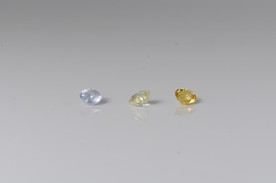 Lot 314 - A collection of three unmounted sapphires