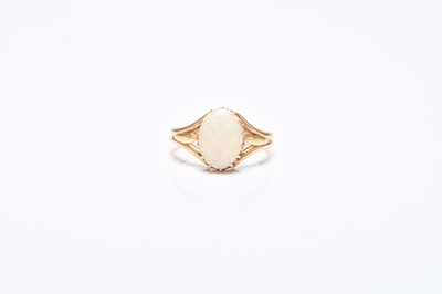 Lot 80 - An early 20th century single stone opal ring