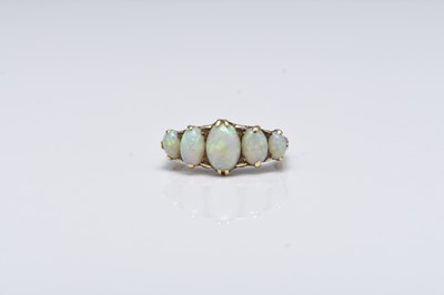 Lot 118 - An 18ct gold early 20th century graduated opal ring
