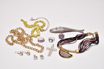Lot 113 - A small collection of costume jewellery