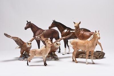 Lot 155 - A group of Beswick animals together with Crown Devon Fieldings John Peel jug