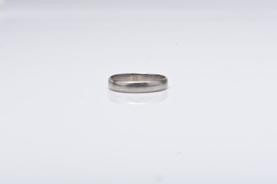 Lot 296 - An 18ct white gold wedding band