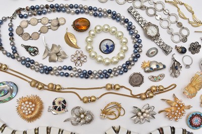 Lot 273 - A collection of costume jewellery