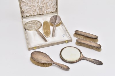 Lot 14 - A collection of dressing table wares