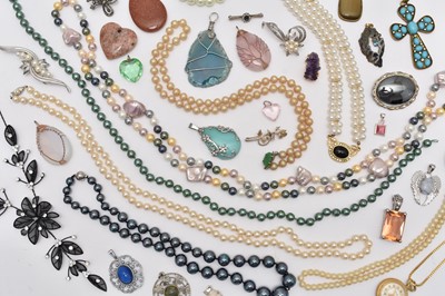 Lot 188 - A collection of jewellery and costume jewellery