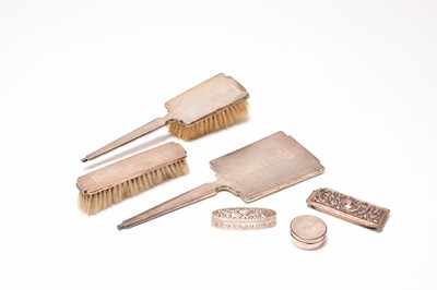 Lot 179 - A collection of dressing table wares