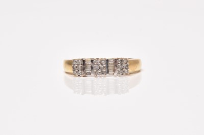 Lot 43 - A diamond set ring