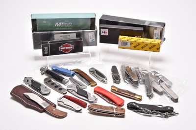 Lot 268 - A collection of sporting, hunting and ultility knives
