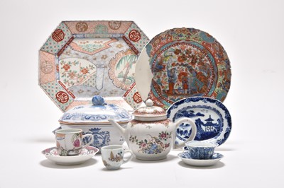 Lot 247 - An assembled group of Chinese and Japanese porcelain