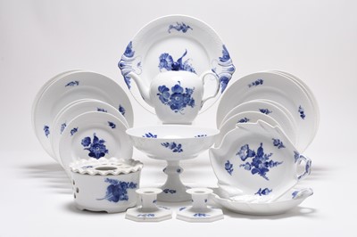 Lot 174 - A large Royal Copenhagen 'Blue Flowers' tea, coffee and dinner service