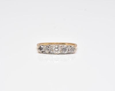 Lot 297 - A graduated five stone diamond ring