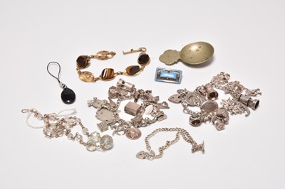 Lot 352 - A small collection of costume jewellery
