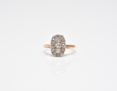 Lot 347 - A graduated old cut diamond ring