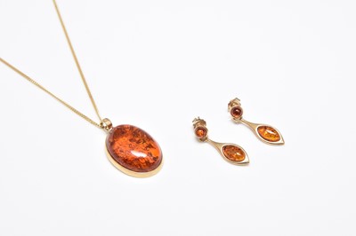 Lot 306 - A suite of 9ct gold amber jewellery