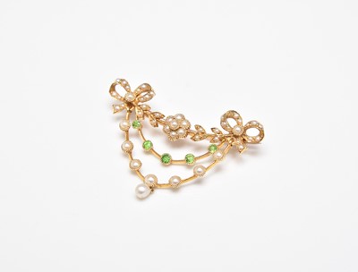 Lot 283 - An early 20th century seed pearl and demantoid garnet brooch