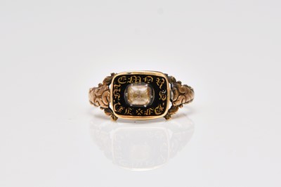 Lot 362 - A George IV 18ct gold paste and black enamel mourning ring