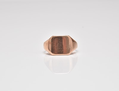 Lot 328 - A yellow metal signet ring