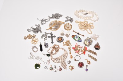 Lot 209 - A collection of costume jewellery