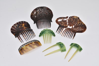 Lot 52 - A collection of hair ornaments / combs