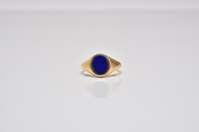 Lot 394 - A lapis lazuli signet ring