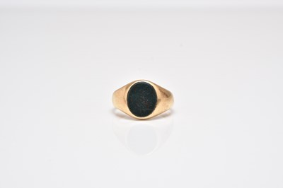 Lot 373 - A bloodstone set signet ring