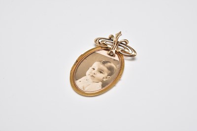 Lot 309 - A yellow metal pendant with brooch mount