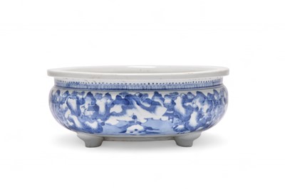 Lot 26 - A Chinese blue and white bulb bowl, transitional/Kangxi period