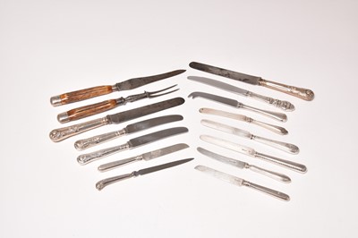 Lot 16 - A collection of knives
