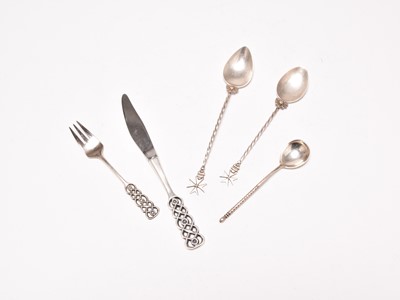 Lot 105 - Five pieces of cutlery