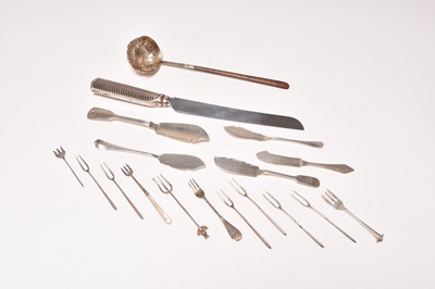 Lot 74 - A collection of flatware