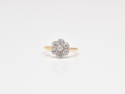 Lot 367 - A diamond floral cluster ring