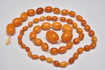 Lot 285 - A graduated amber bead necklace